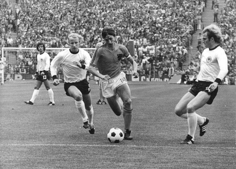Johan Cruyff carries the ball between West Germany's Berti Vogts and Uli Hoeneß during the 1974 World Cup final at the Olympiastadion in Munich